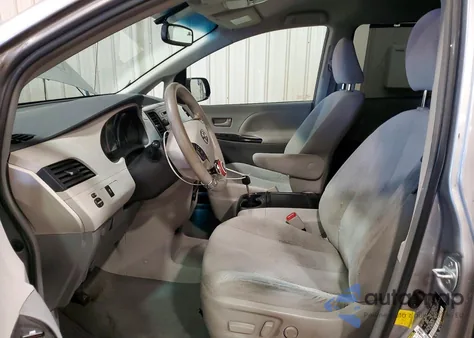 2012 Toyota Sienna Le z USA, uszkodzony, nr VIN 5TDKK3DC8CS235143